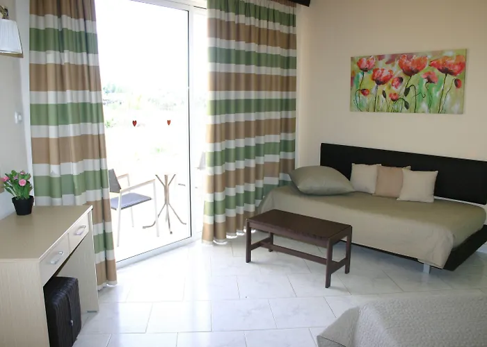 Lyristis Dinos & Hotel de apartamente