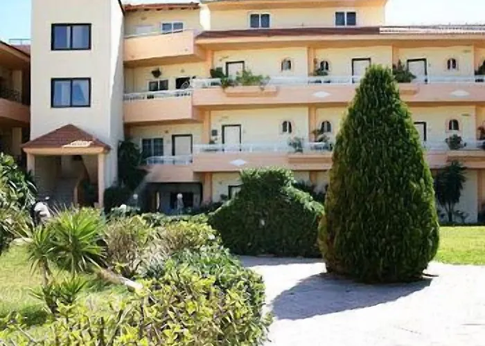 Hotel de apartamente Lyristis Dinos & 3*