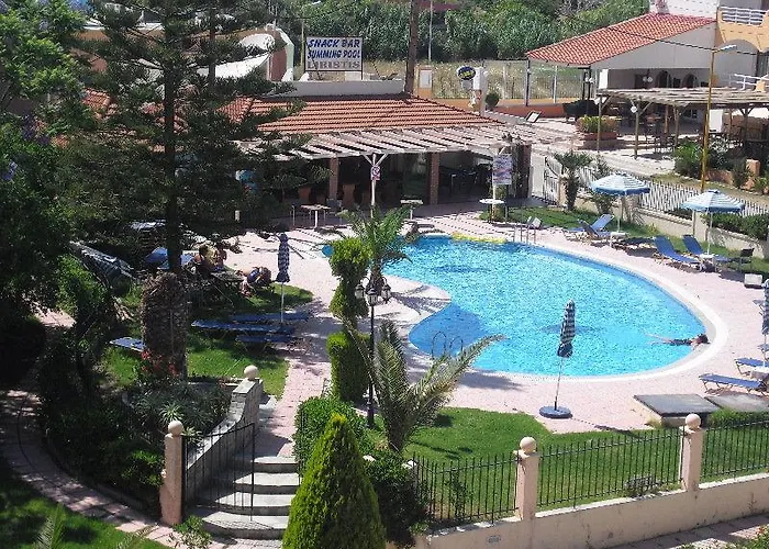 Lyristis Dinos & Hotel de apartamente