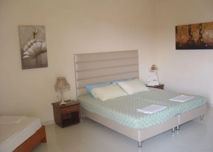 Lyristis Dinos & Lägenhetshotell 3*