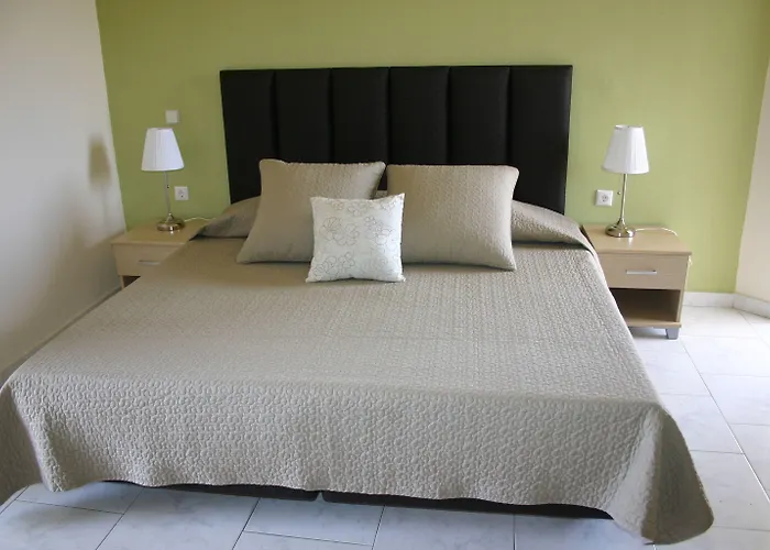 Lyristis Dinos & Lägenhetshotell 3*