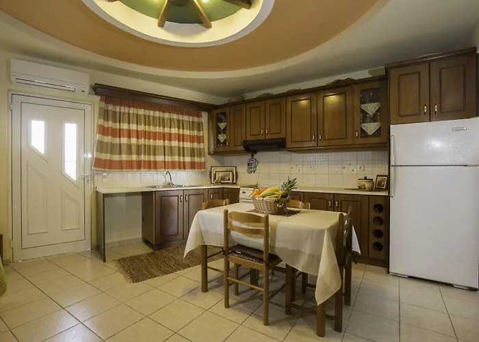 Lyristis Dinos & Lägenhetshotell 3*