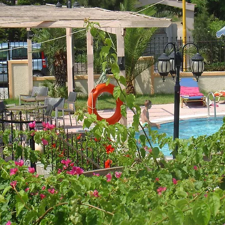 Lyristis Dinos & 法里拉基