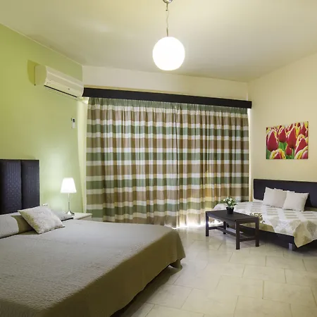 Lyristis Dinos & 3* 法里拉基