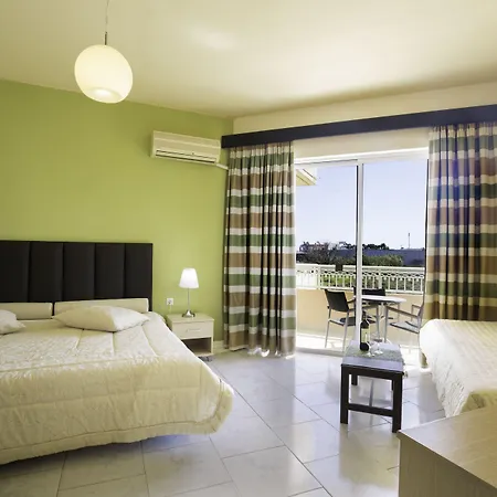 Lyristis Dinos & 3* 法里拉基