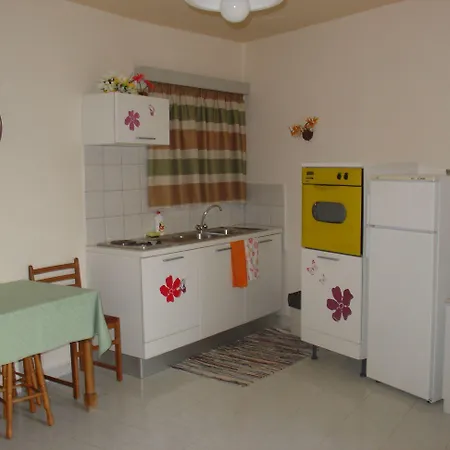 Lyristis Dinos & Aparthotel