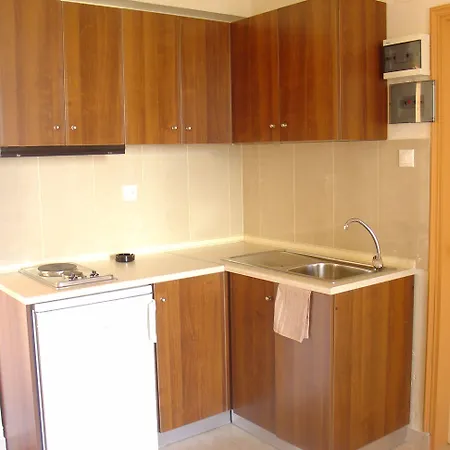 Lyristis Dinos & 3* 法里拉基