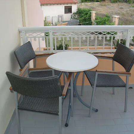 Lyristis Dinos & Aparthotel 3*