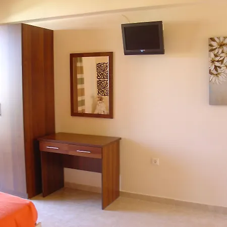 Lyristis Dinos & Aparthotel