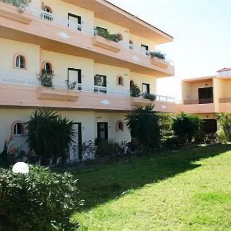 Lyristis Dinos & 法里拉基