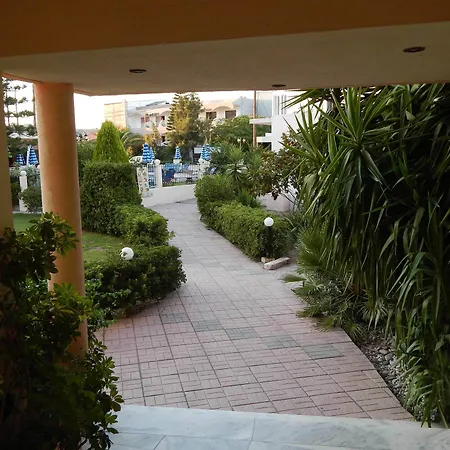 Lyristis Dinos & 3* 法里拉基