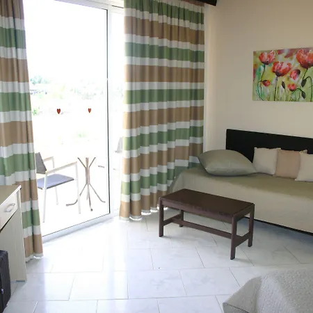 Lyristis Dinos & Aparthotel